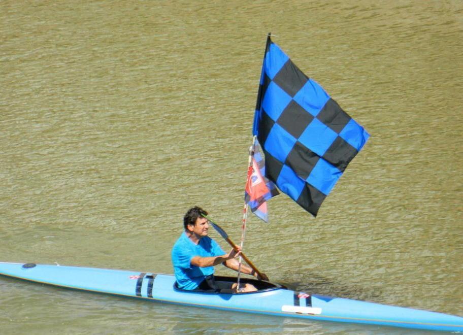In Arno col vessillo della squadra