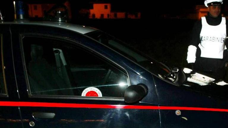 Auto in fuga tenta di investirlo Un carabiniere spara in aria