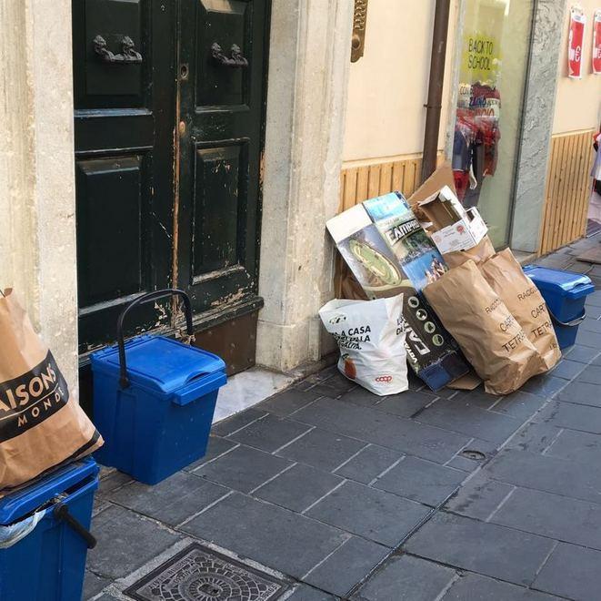 Vigili urbani alla stazione e auto al posto dello stadio 