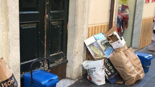 Vigili urbani alla stazione e auto al posto dello stadio