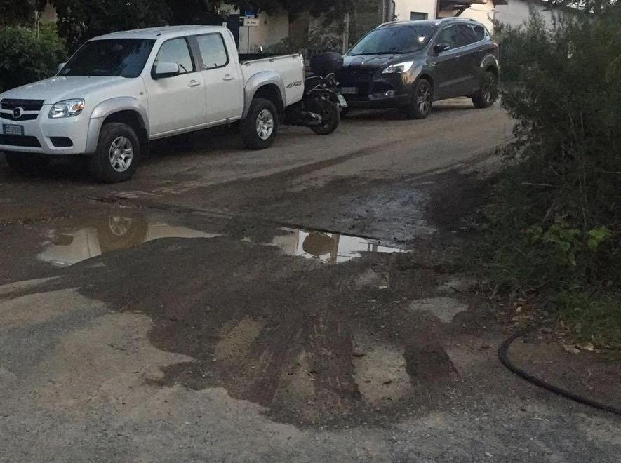 Parcheggio colmo di buche scatta la protesta dei residenti