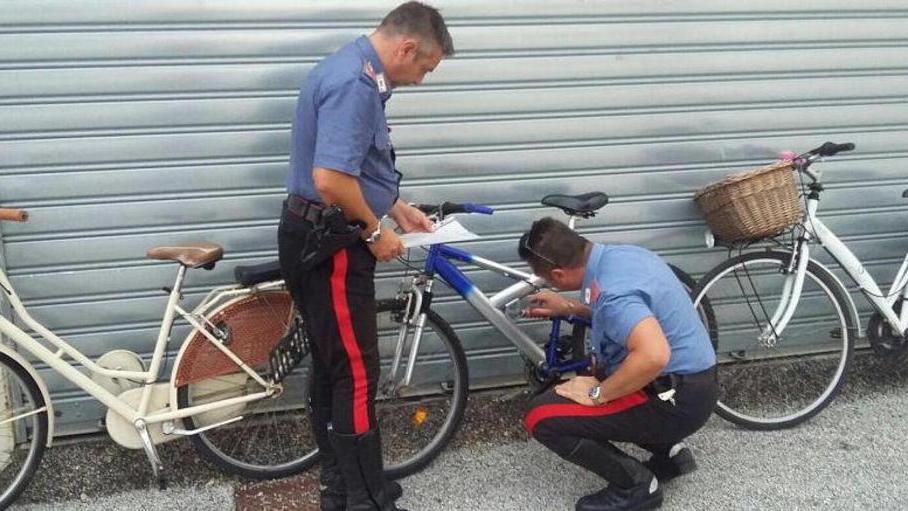 Aspettano in caserma i proprietari