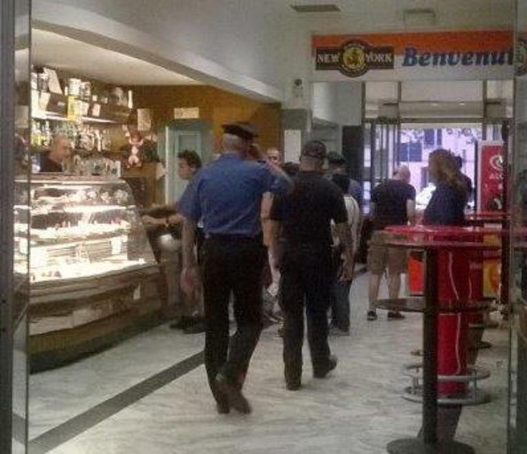 Blitz dei carabinieri in piazza Dante 