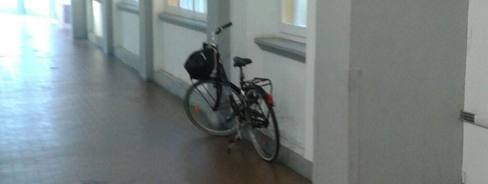 Parcheggia la bici dentro l’ospedale