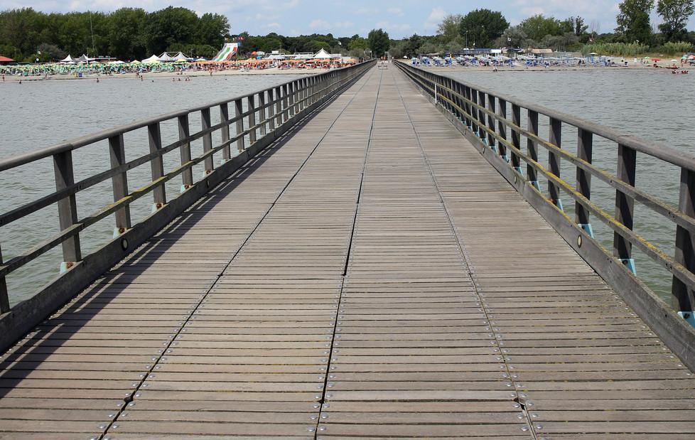L’altolà dei bagnini «Tuffarsi dal pontile è molto pericoloso»