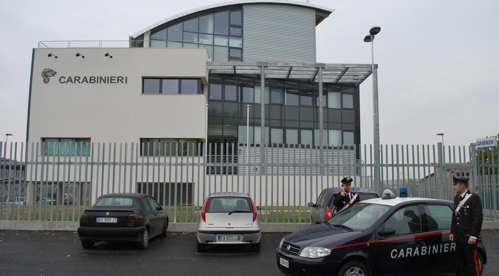 Minaccia e molesta l’ex moglie e i figli