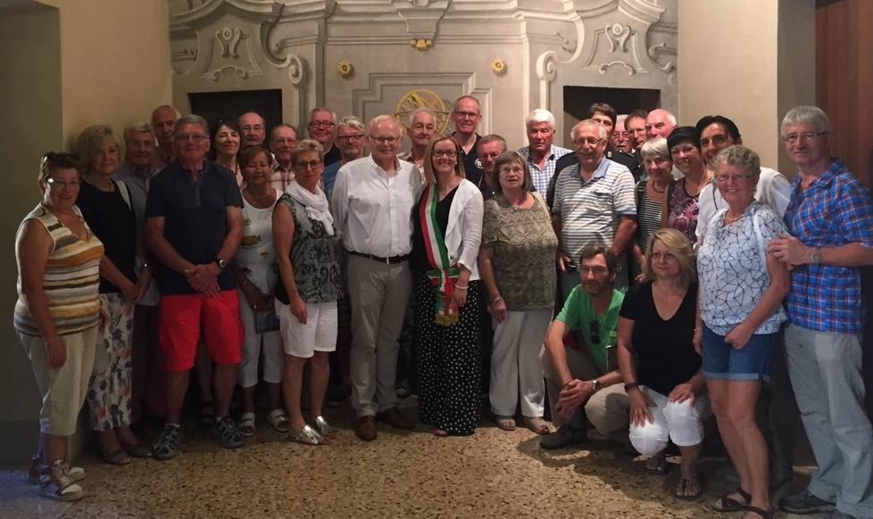 I tedeschi del “Ciclotour” in Municipio a Correggio 