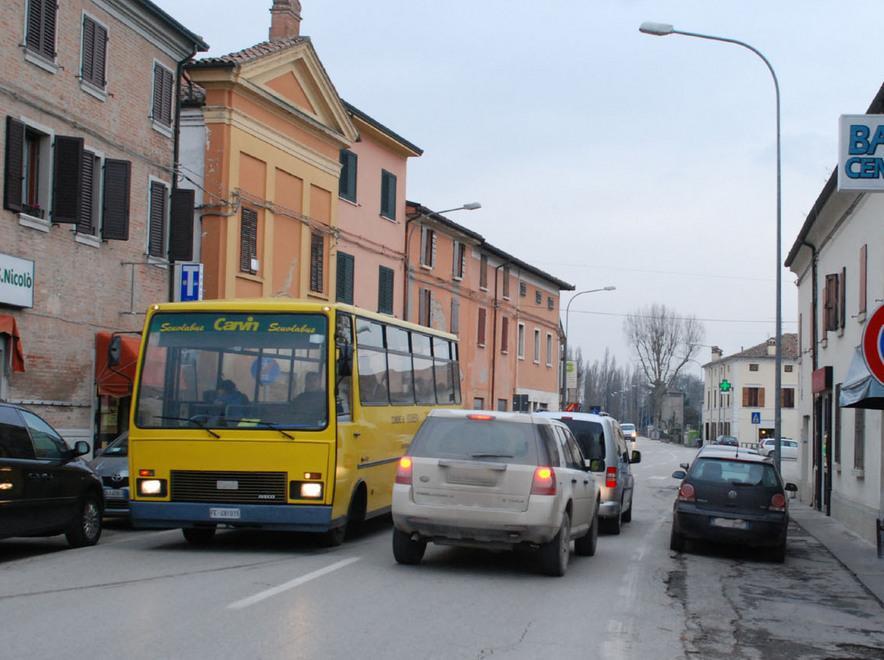 Rapina soldi e sigarette e fugge in motorino 