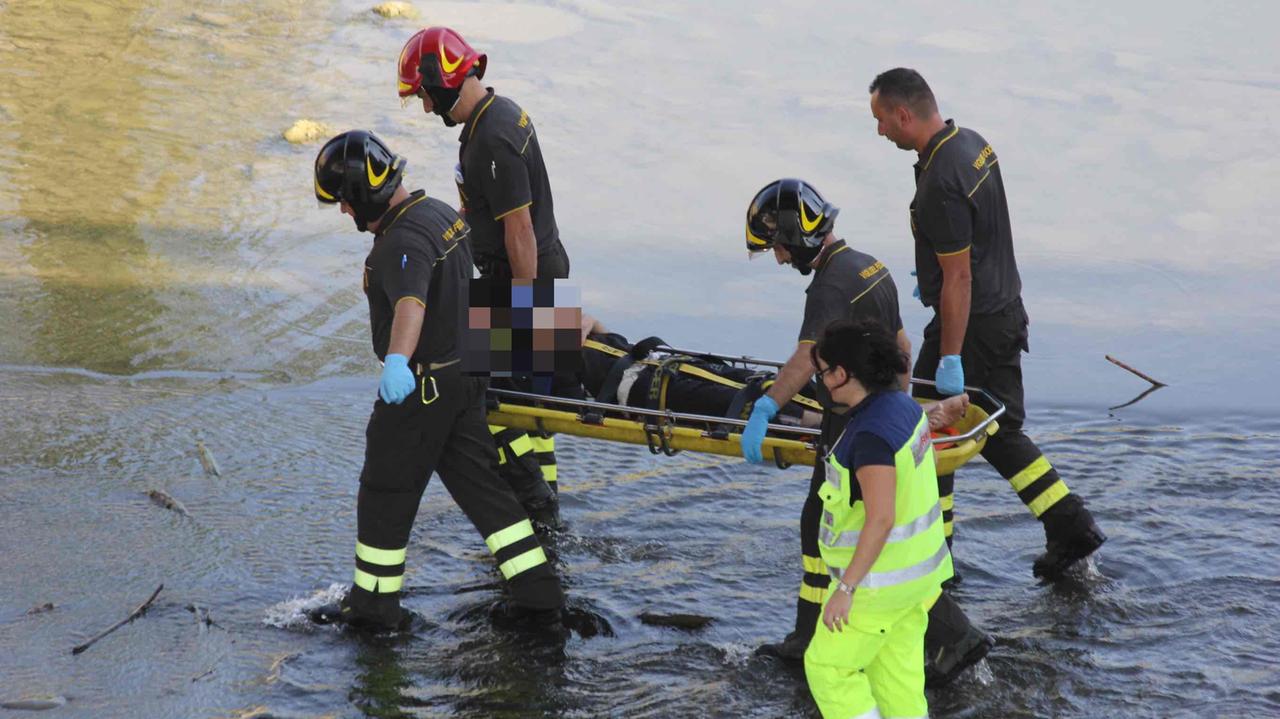 Soccorso un uomo che dormiva sotto il polnte della Passerella e che si è sentito male (foto Batavia)