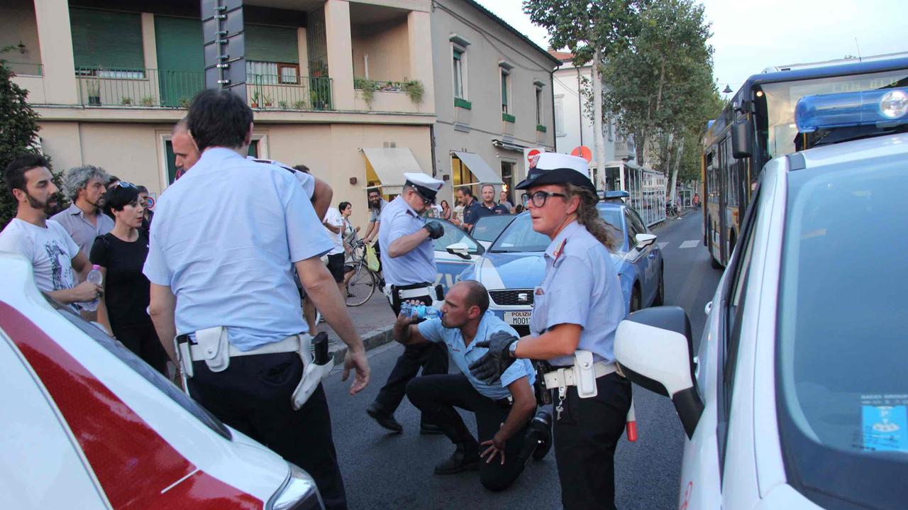 Accertamenti in piazza delle Carceri dopo l'aggressione ai due agenti della polizia municipale (foto Batavia)