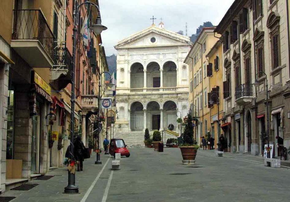 Licenze facili in centro, i commercianti frenano 