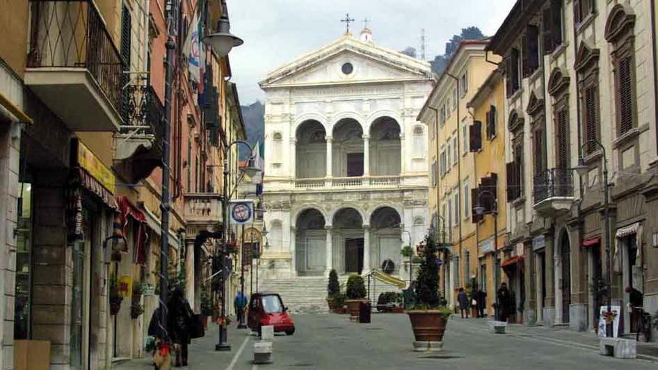 Licenze facili in centro, i commercianti frenano