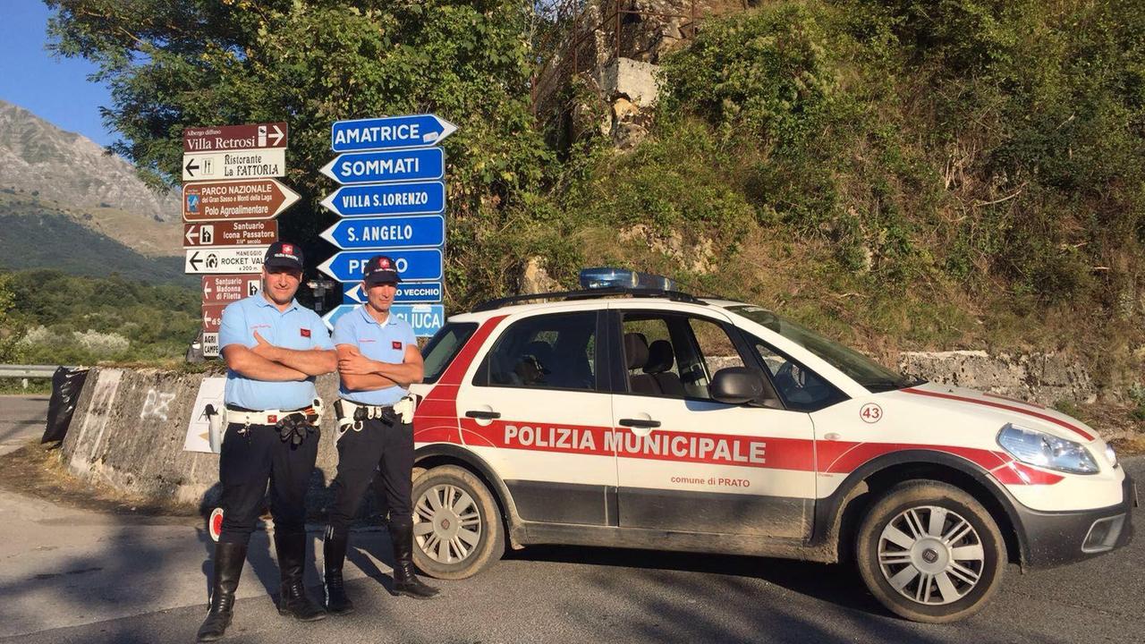 Una pattuglia della Polizia municipale sui luoghi del terremoto