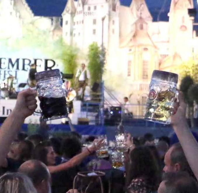 Lancia un boccale in mezzo alla gente alla festa della birra