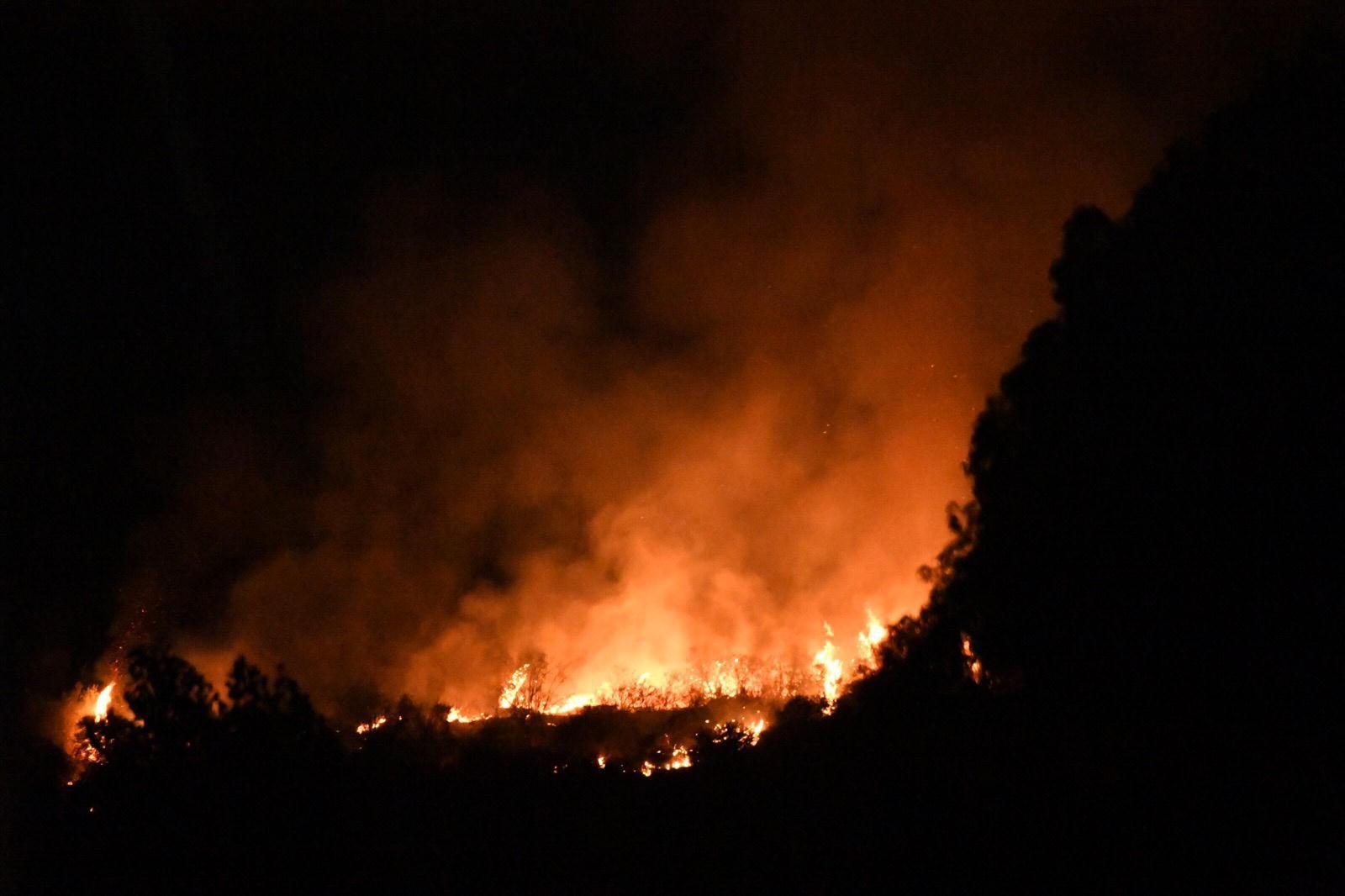 L'incendio sopra l'ex cava visibile da Avane
