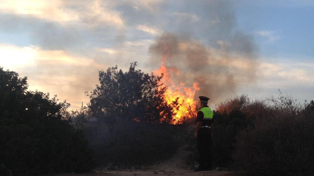 Cagliari, incendio tra il Villaggio Pescatori e la chiesetta di Sant'Efisio