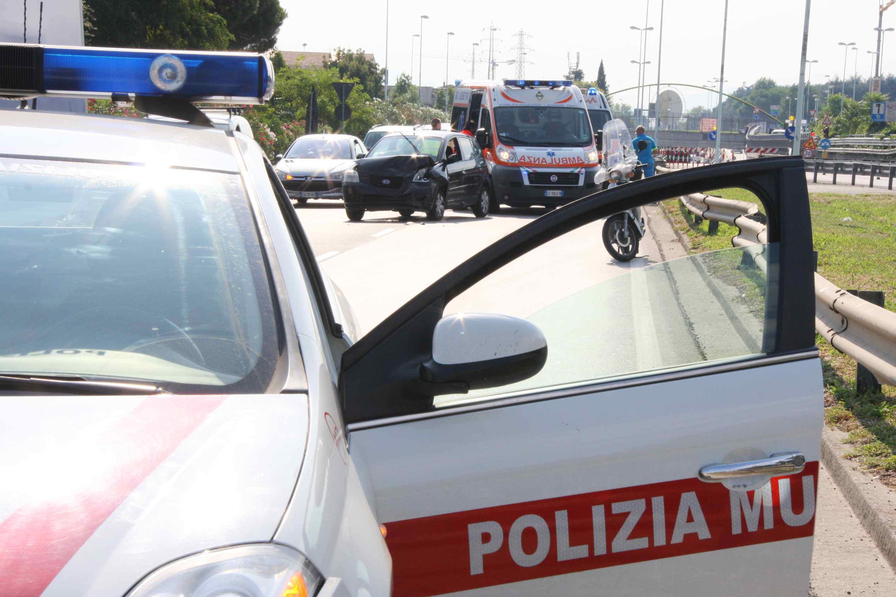 L'intervento della Polizia municipale per un incidente stradale (foto d'archivio)