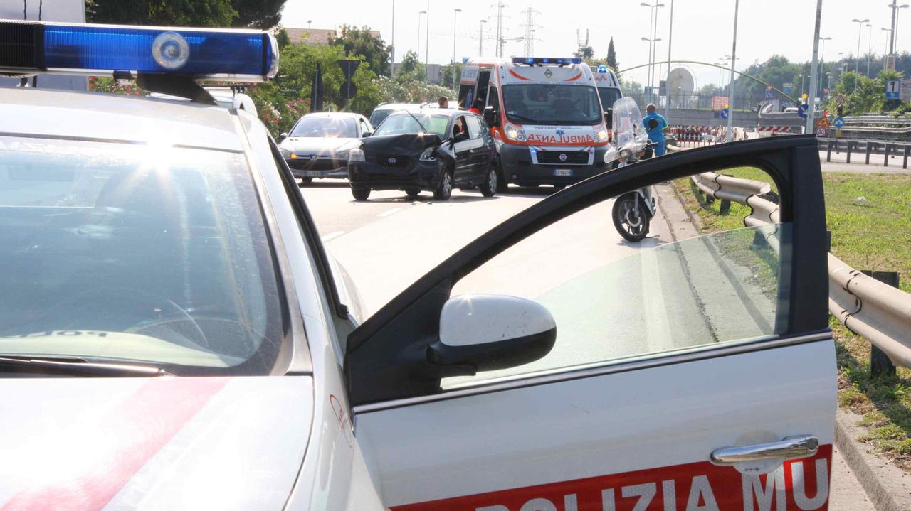 L'intervento della Polizia municipale per un incidente stradale (foto d'archivio)