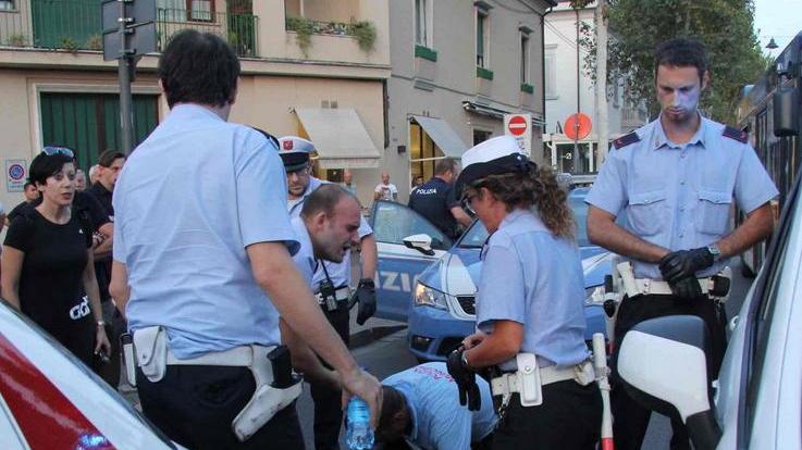 Agenti aggrediti in centro