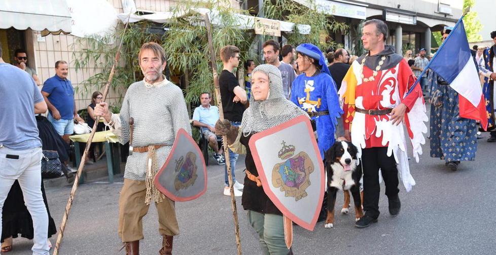 Festa medievale con gli arcieri e i fuochi artificiali a chiudere