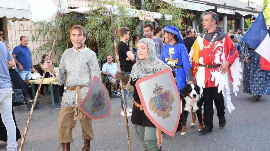 Festa medievale con gli arcieri e i fuochi artificiali a chiudere