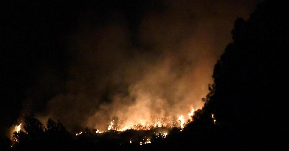 Collina in fiamme sopra Avane