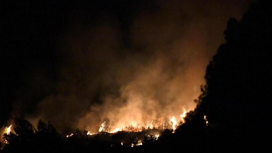 Collina in fiamme sopra Avane