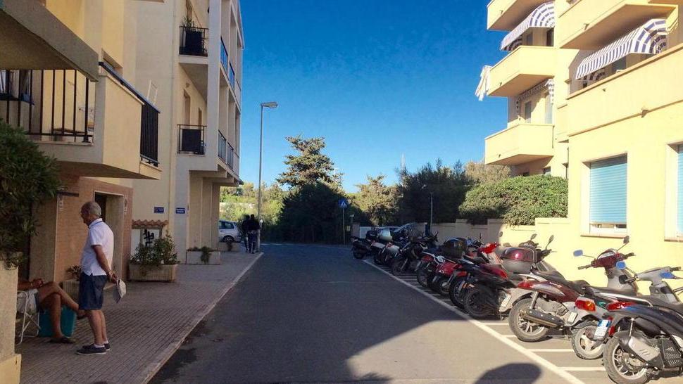 Nel garage chiuso dai motorini in sosta