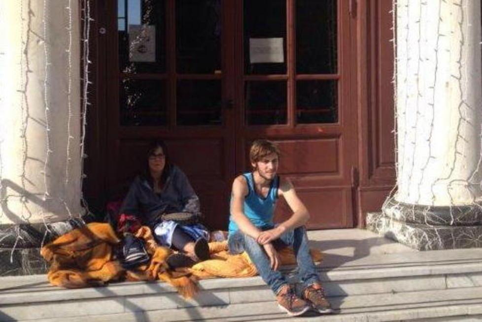 Senza casa dorme sotto il municipio insieme al figlio