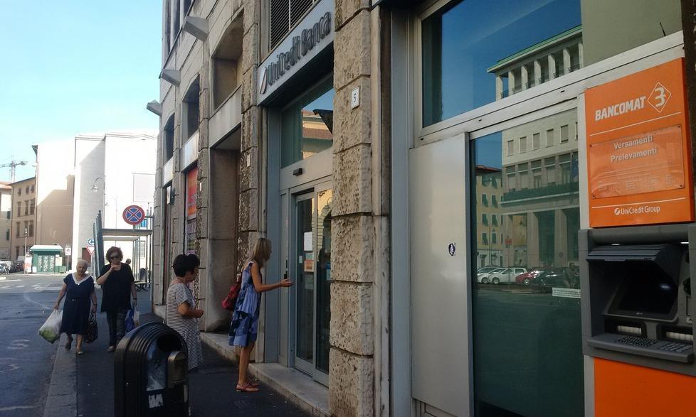 Incastrata nella porta della banca, liberata dai vigili del fuoco 