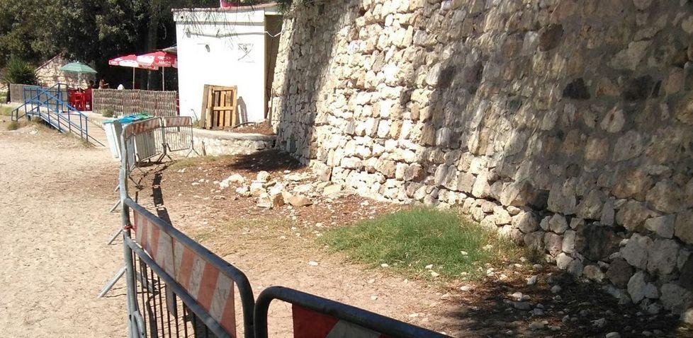A Calamosca frana il muro sulla spiaggia allarme tra i bagnanti 