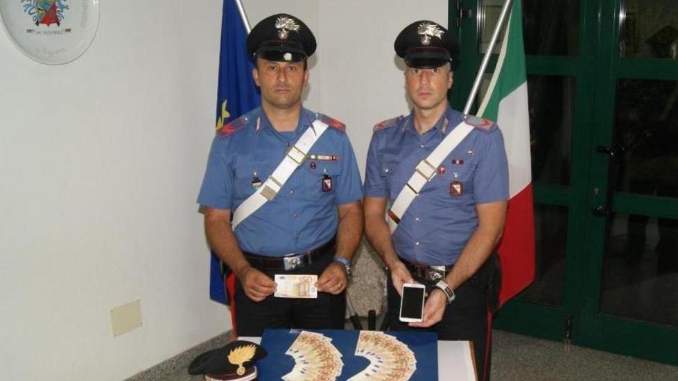 Spendeva soldi falsi, arrestato pr torinese