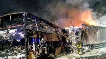 Pullman e Tir in fiamme, salvi 54 migranti