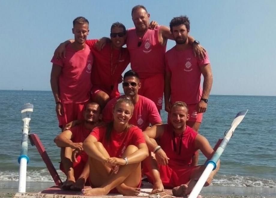Il saluto dei bagnini del Cus 