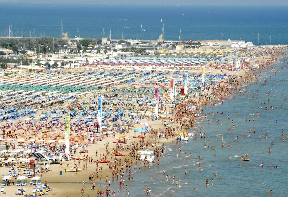 Molesta bimbe sulla spiaggia di Rimini, pensionato modenese denunciato