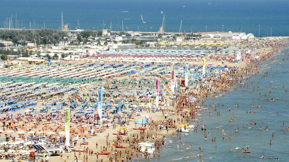 Molesta bimbe sulla spiaggia di Rimini, pensionato modenese denunciato
