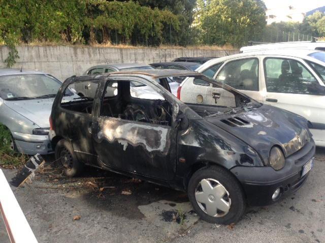 La Renault Twingo bruciata nel piazzale della concessionaria Palmucci (foto Batavia)