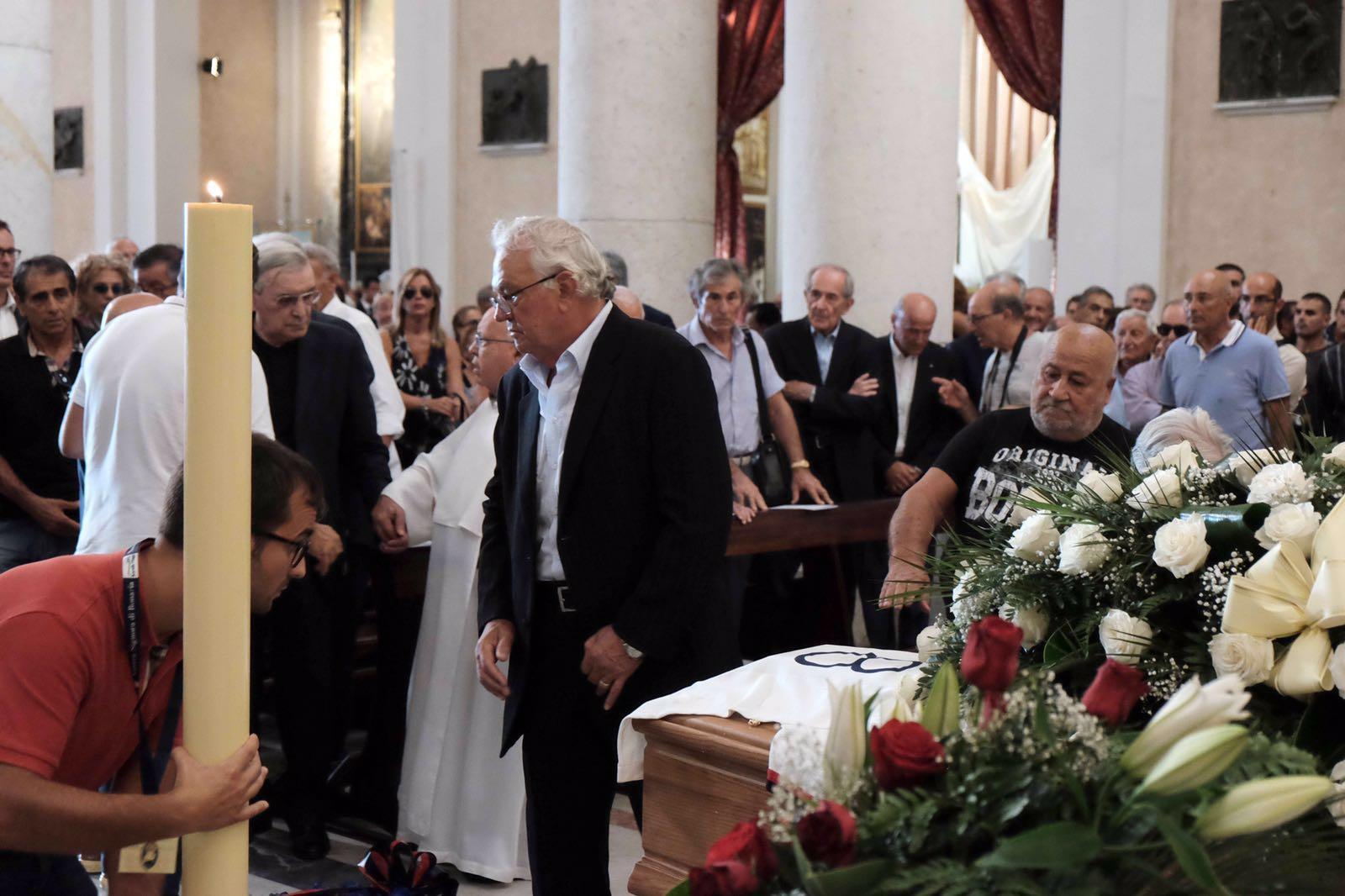 Cagliari, Gigi Riva dà l'addio al "suo" Nenè