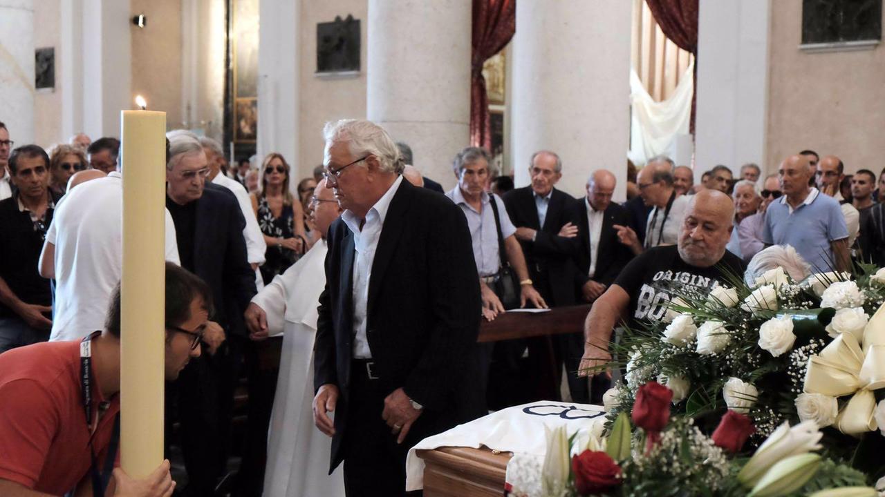 Cagliari, Gigi Riva dà l'addio al "suo" Nenè