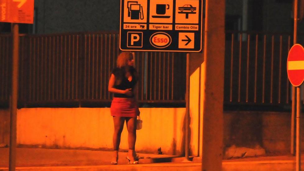 Sassari, tenta di rapinare una prostituta: ventenne in manette 