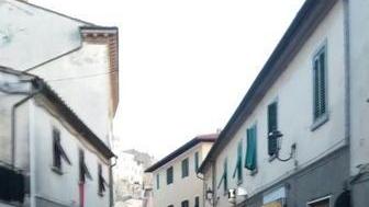Trecento a tavola per la cena in strada