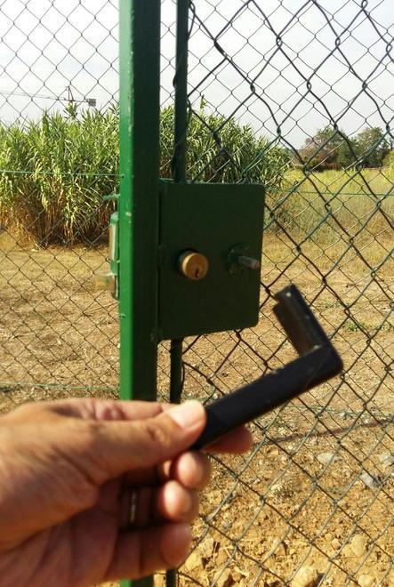 Vandali scatenati nell’area per cani rompono di tutto
