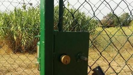 Vandali scatenati nell’area per cani rompono di tutto