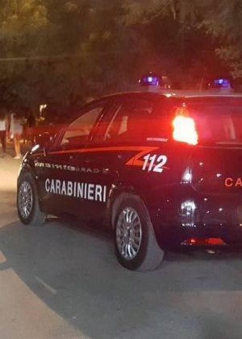 S’intrufola in camera e tenta di violentarla