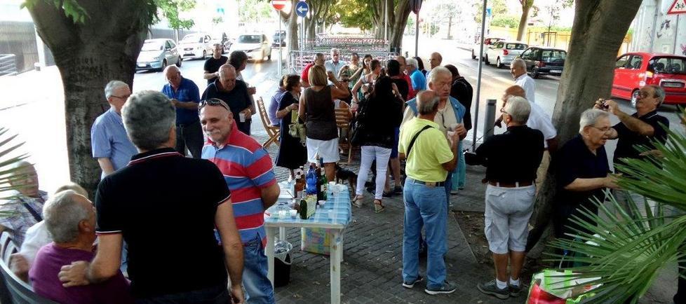 Pista ciclabile, una quarantina di persone alla “merenda di protesta” in viale Dante