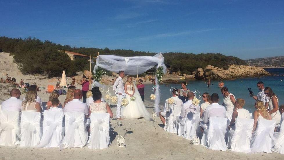 Per una coppia svizzera un sì da favola a Cala Granara
