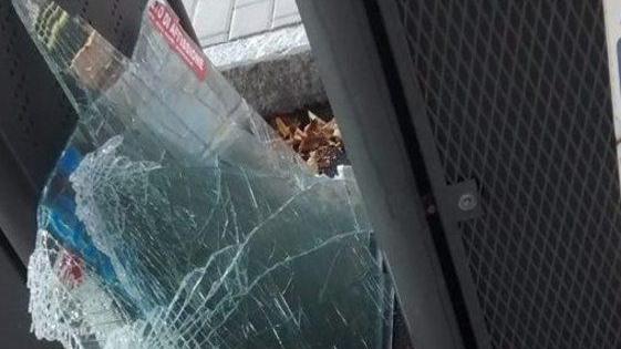 Demolita la vetrata della pensilina bus alla stazione treni