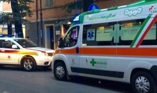 Scavalcano il cancello del parco, 17enne cade e si ferisce