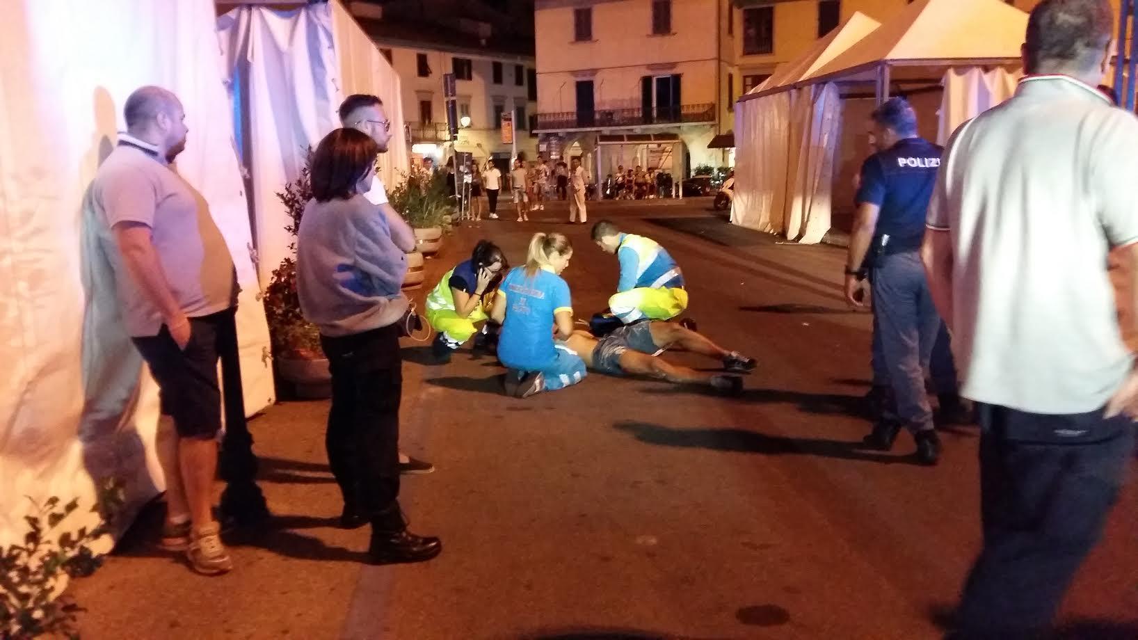 I soccorsi al giovane ferito in piazza Mercatale