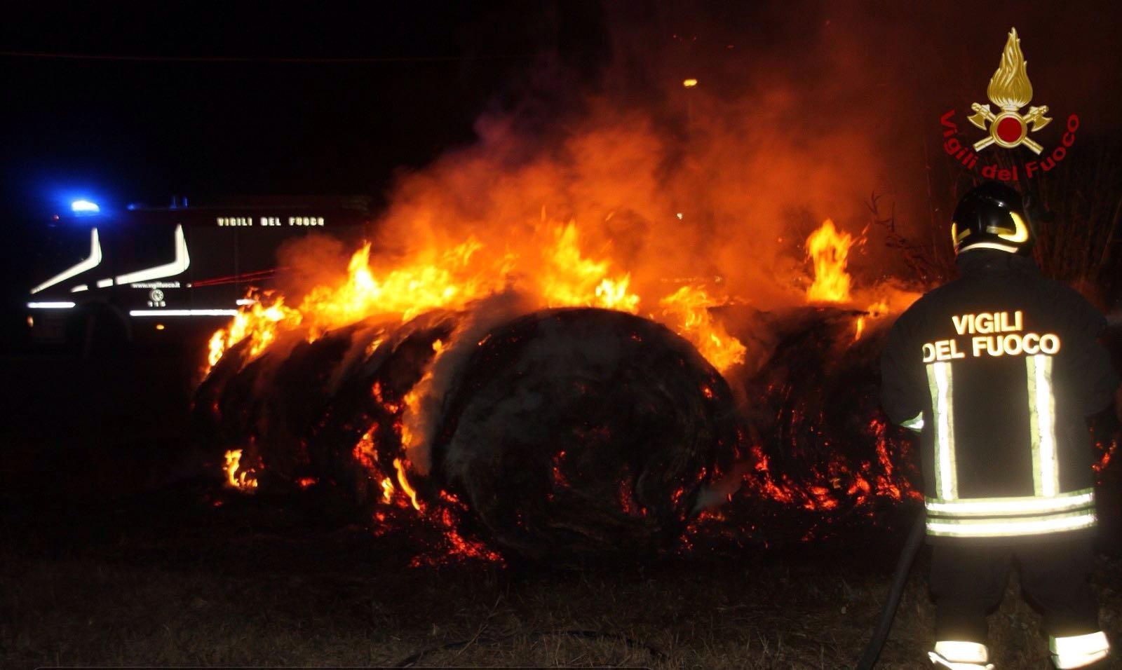 In fiamme venti rotoballe